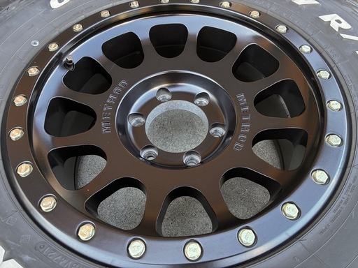 ★美品★メソッドレース　MR305 17×8.5 ±0 オープンカントリーR/T 285/70R17 ホワイトレター