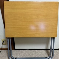 折りたためるテーブルの画像