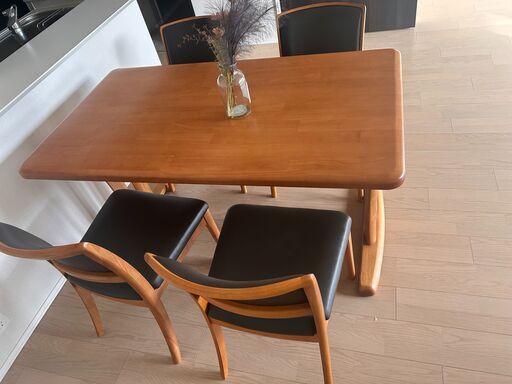 【新品・未使用】ダイニングテーブルセット（140cm × 80cm）椅子4脚付