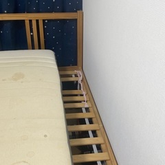ベッドとベッドフレームの画像