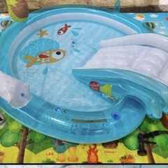 ワニとお花の飾りが大きいプールの画像