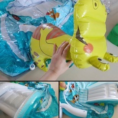 ワニとお花の飾りが大きいプールの画像