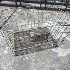 自転車のカゴの画像