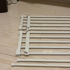 【ニトリ】ポールスライド棚（幅63〜93cm）＋突っ張り棒（小・中）付きの画像