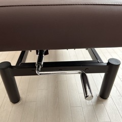 手動昇降施術ベッドの画像