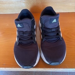 アディダススニーカーの画像