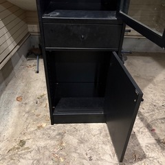 食器棚　　黒　木製の画像