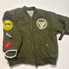 男の子　カーキのアウター　110くらいの画像