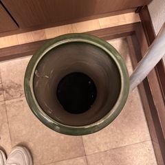 陶器の傘立ての画像