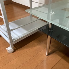 机 2つあります。の画像