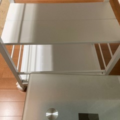 机 2つあります。の画像