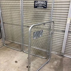 自立式3連フェンス（ドア ）アメリカンフェンス/パーテーション シルバーW900×H1800 スタンド付フェンス 金網 衝立 中古 オフィス家具の画像