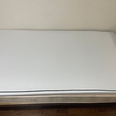 ニトリのシングルベッドとエマスリープのマットレスの画像
