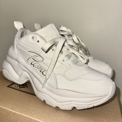 Puma プーマ CILIA WEDGE オフホワイト 白 厚底 スニーカー ロゴ 刺繍の画像