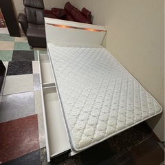群馬県大泉町のダブルサイズのベッドフレームとマットレス140 x 200の画像