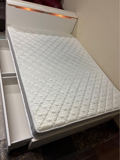 群馬県大泉町のダブルサイズのベッドフレームとマットレス140 x 200
