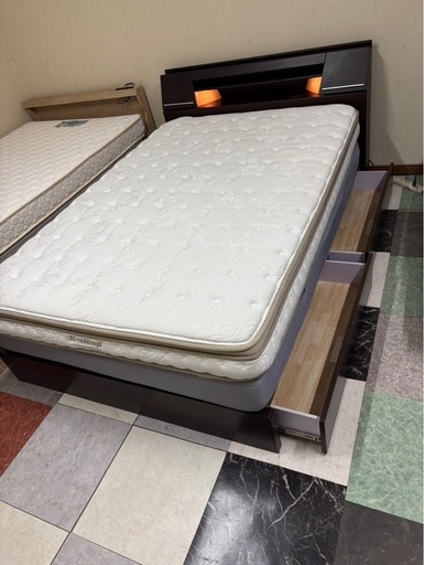 ベッドフレームダブルサイズ140 × 195引き出し付き群馬県大泉町 群馬県大泉町のダブルサイズのベッドフレームとマットレス140 x 200