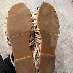 NUNA ヌナ　レザークロスデザインストラップフラットサンダルの画像