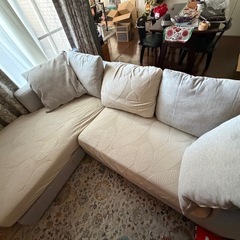 ソファとテーブルセットの画像