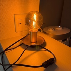 柔らかいオレンジ色に光るランプの画像