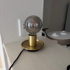 柔らかいオレンジ色に光るランプの画像