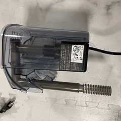 複数種類の水槽、ポンプ、水温計などの画像