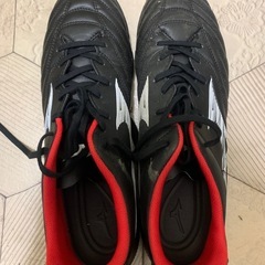 サッカーボール、サッカーシューズ、ハンドポンプの画像