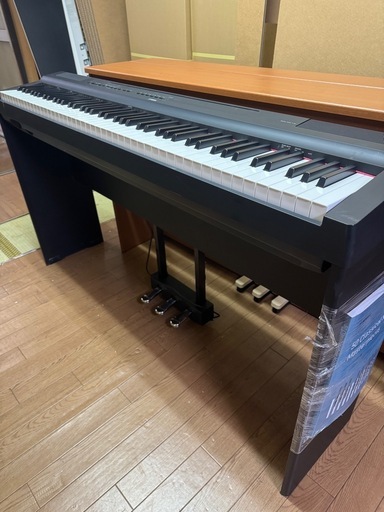 中古美品YAMAHA 電子ピアノ P-125B　純正スタンド、３本ペダル付き