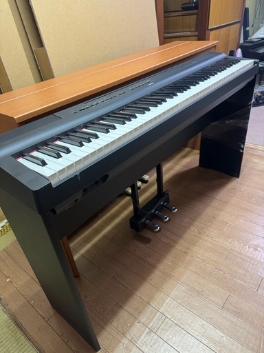 中古美品YAMAHA 電子ピアノ P-125B　純正スタンド、３本ペダル付き