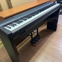  中古美品YAMAHA 電子ピアノ P-125B　純正スタンド、３本ペダル付き の画像