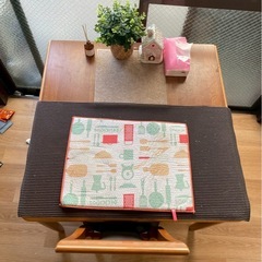 ダイニングテーブルとチェア二脚の画像