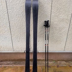 スキー板とストックセットの画像