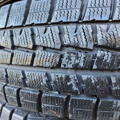 ダンロップスタッドレスタイヤ205/70-15 
の画像