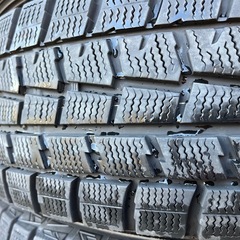 ダンロップスタッドレスタイヤ205/70-15 
の画像