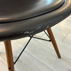 デザインチェア　ダークブラウンの画像