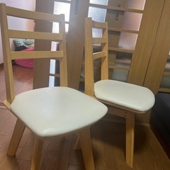 木製の椅子は回転椅子です。
の画像