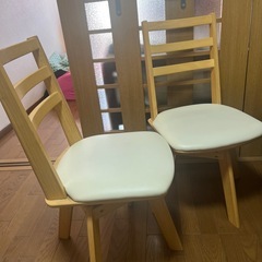 木製の椅子は回転椅子です。
の画像