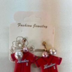 カープ､ユニフォーム型イヤリングの画像