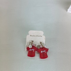 カープ､ユニフォーム型イヤリングの画像