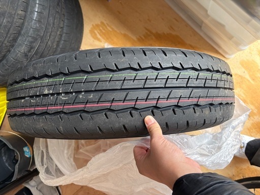 ハイエース　タイヤ　ダンロップ　新車外し