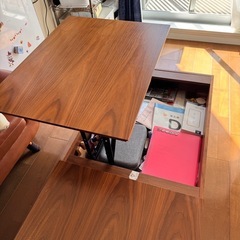 ニトリの昇降テーブルの画像