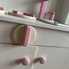 木製　白とピンクのおままごとキッチン　　の画像