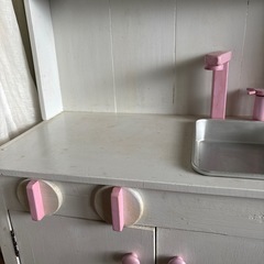 木製　白とピンクのおままごとキッチン　　の画像