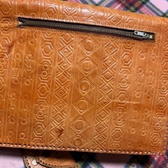 皮でできたポーチと小銭入れの画像