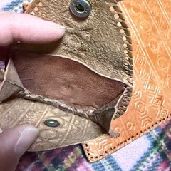 皮でできたポーチと小銭入れの画像