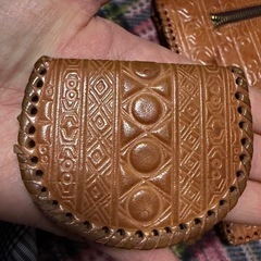 皮でできたポーチと小銭入れの画像