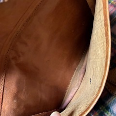 皮でできたポーチと小銭入れの画像