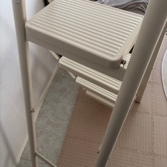 クリーム色の脚立　4段の画像