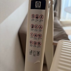 クリーム色の脚立　4段の画像