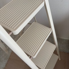 クリーム色の脚立　4段の画像